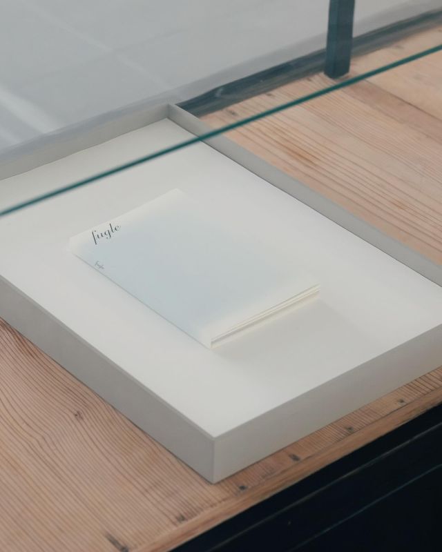.
　　
｜ 開催中 ｜
　　
松浦摩耶 写真展「fugle」
　　
2025.1.24（金）- 2.9（日）
水曜～日曜  12:00～17:00
月・火曜休廊
　　
写真集『fugle』に収録されているのは、生活拠点であるデンマーク、日本、そのほか様々な国の日常を瑞々しい感性で切り取った写真の数々。
印刷は、1961年にデンマークで設立され国内で最も優れた専門的な印刷施設の一つであり、特に写真やアートブックの印刷で評価の高い「narayana press」で行われました。
　　
会場で販売している写真集は在庫僅少となってきましたので、気になる方はどうぞお早めにご来廊ください。
※会場限定販売につき、通販やお取り置きはご対応いたしかねます。
　　
photo: Maya Matsuura
　　
-
　　
＊写真集 「fugle」や今回の展示について、松浦さんにインタビューをおこないました。
 @claska_online_shop プロフィールにあるURLよりTOPページへ→「Web magazine」よりご覧ください。
　　
-
　　
GALLERY CLASKA（東京都港区南青山2-24-15 青山タワービル9F）
東京メトロ銀座線「外苑前」駅 1b出口より徒歩1分