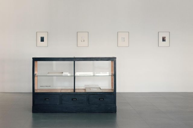 .
　　
｜ 開催中 ｜
　　
松浦摩耶 写真展「fugle」
　　
2025.1.24（金）- 2.9（日）
水曜～日曜  12:00～17:00
月・火曜休廊
　　
東京はひさしぶりの雨ですね。
本日も17時までオープンしています。
しっとりとした雰囲気のなかで、ゆっくり展示をお楽しみいただければ幸いです。
会場は、銀座線の外苑前駅1b出口よりすぐの場所にありますので、あまり雨に濡れずにお越しいただけます。
　　
＊2/3（月）、4（火）は休廊日となります。
　　
＊写真集は残り僅かとなりました。会場ではサンプルもご覧いただけます。
　↓
写真集、完売しました。
　　
photo: Maya Matsuura
　　
-
　　
写真集 「fugle」や今回の展示について、松浦さんにインタビューをおこないました。
 @claska_online_shop プロフィールにあるURLよりTOPページへ→「Web magazine」よりご覧ください。
　　
-
　　
GALLERY CLASKA（東京都港区南青山2-24-15 青山タワービル9F）
東京メトロ銀座線「外苑前」駅 1b出口より徒歩1分