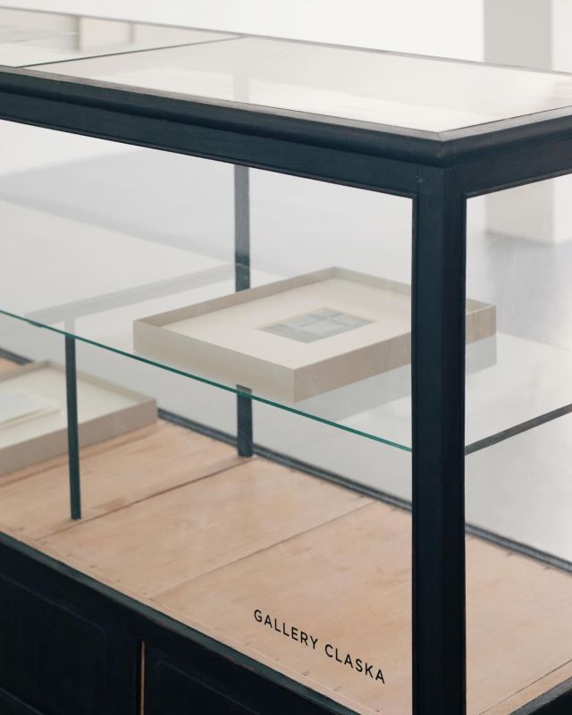 .
　　
｜ 明日、2.9（日）まで ｜
　　
松浦摩耶 写真展「fugle」
　　
2025.1.24（金）- 2.9（日）
open 12:00 - 17:00
　　
-
　　
fugle
　　
is sitting on a bench, surrounded by the ebb and flow of life,
embracing a sense of freedom and　　
　　　　　　　　　　detachment,
a lightness in spirit,
being part,
　　　　　　　　　　yet separate.
⁡　　
　　
ひとりベンチに座っている
自分の周りをふわりと行き交う
それぞれの日々に囲まれながら
⁡　　
自由で、離れていて
ふわりと浮いている
⁡　　
一部でありながら、
遠くから見ているような
　　
-
　　
＊展示作品はすべて販売しています。（額込み・一部完売作品あり）
写真集は完売しましたが、会場ではサンプルをご覧いただけます。
　　
＊写真集 「fugle」や今回の展示について、松浦さんにインタビューをおこないました。
 @claska_online_shop プロフィールにあるURLよりTOPページへ→「Web magazine」よりご覧ください。
　　
　　
photo: Maya Matsuura
　　
-
　　
GALLERY CLASKA（東京都港区南青山2-24-15 青山タワービル9F）
東京メトロ銀座線「外苑前」駅 1b出口より徒歩1分