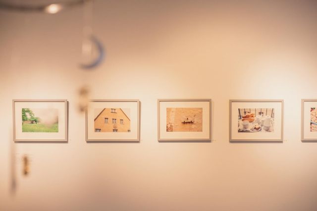 .
　　
｜ 4.13 (日) まで ｜
　　
１丁目ほりい事務所　モビールと・・・
　　
3.29（土）- 4.13（日）
　　
　　
GALLERY CLASKAで開催中の１丁目ほりい事務所『モビールと・・・』展は、今週日曜日までとなります。
　　
会場ではモビール作品のほか、1990年代に堀井さんが車でフランスの地方をまわる旅行中にフィルムカメラで撮影した写真も展示販売しています。初夏の野生アスパラガスやシェーブルチーズ、菩提樹のお茶、白くペイントしたガラスのウィンドー、ホテルの朝食…。のんびりした懐かしい空気に包まれた写真は、堀井さんの本のなかで挿画として使われているものも。
ぜひ会場でご覧ください。
　　
・
　　
◉堀井和子さん・啓祐さんへのインタビューを公開中です。
 @claska_online_shop のトップページ→「web magazine」よりご覧ください。
　　
＊画像3枚目は、堀井和子さんの連載「いいもの、好きなもの」 第17回より
　　
-
　　
１丁目ほりい事務所　モビールと・・・
　　
2025年3月29日（土）－ 4月13日（日）
OPEN　水曜－日曜 / 12:00－17:00
CLOSED　月・火曜
　　
GALLERY CLASKA
107-0062　東京都港区南青山2-24-15　青山タワービル9階
※東京メトロ銀座線「外苑前」駅 b1出口より徒歩1分